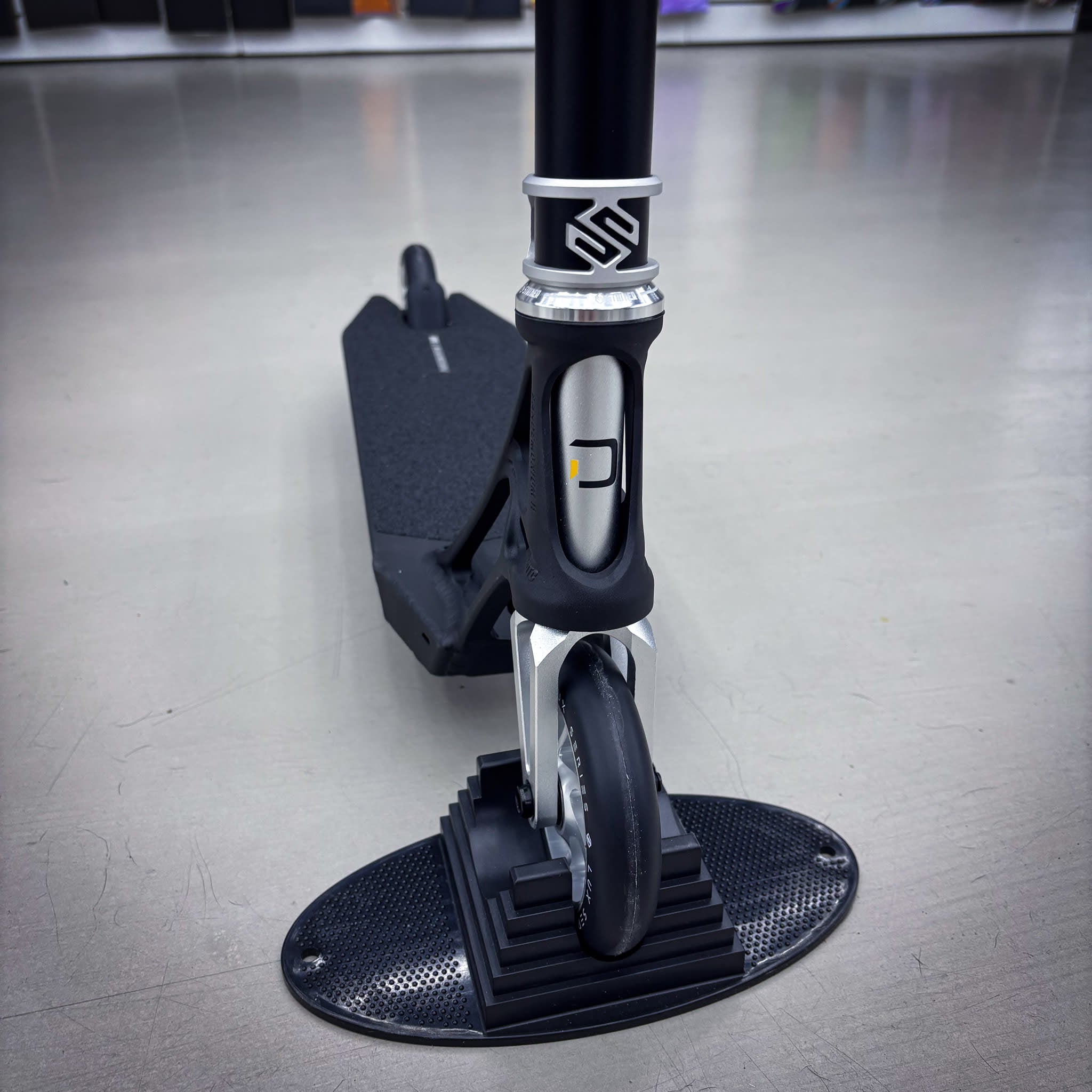 Striker Pande Black/Silver 500mm Custom Build - Black/Silver-ScootWorld.dk