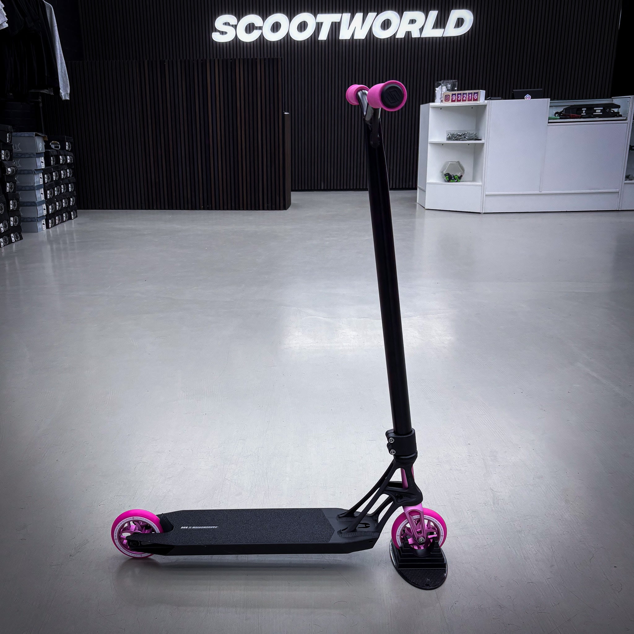 Striker Pande Black/Pink Custom Build - Black/Pink-ScootWorld.dk