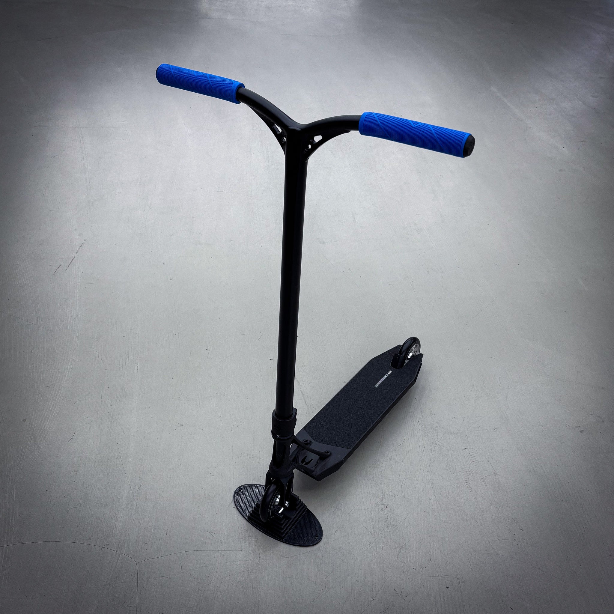 Striker Ethic Pandemonium Custom Build - Black/Blue-ScootWorld.dk