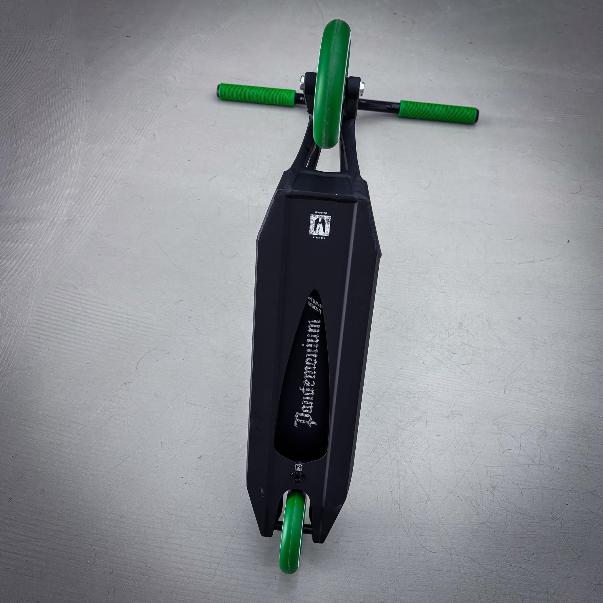 Striker Ethic Pande Custom Build - Black/Green-ScootWorld.dk