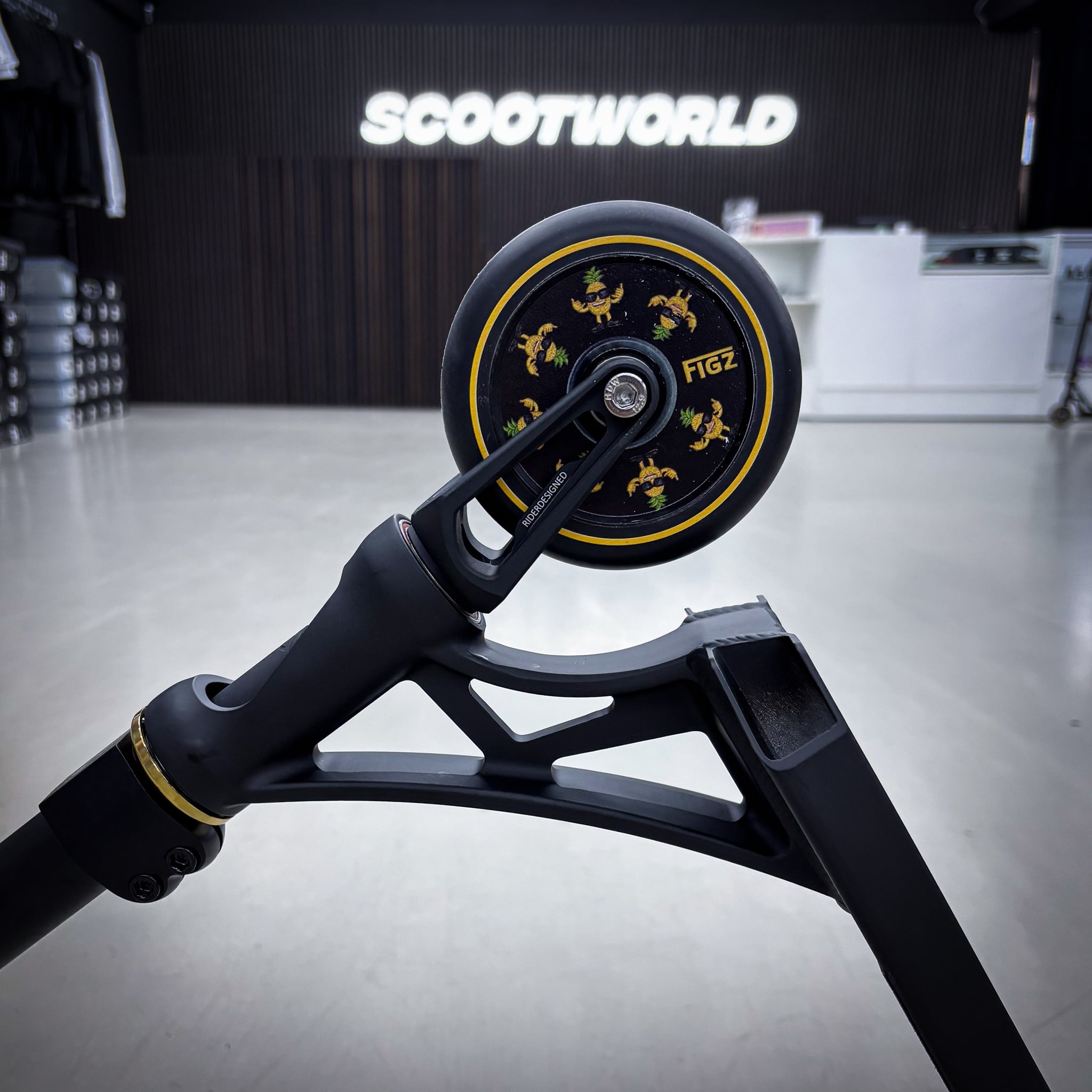 Striker Panda Custom Build - Black/Gold-ScootWorld.dk