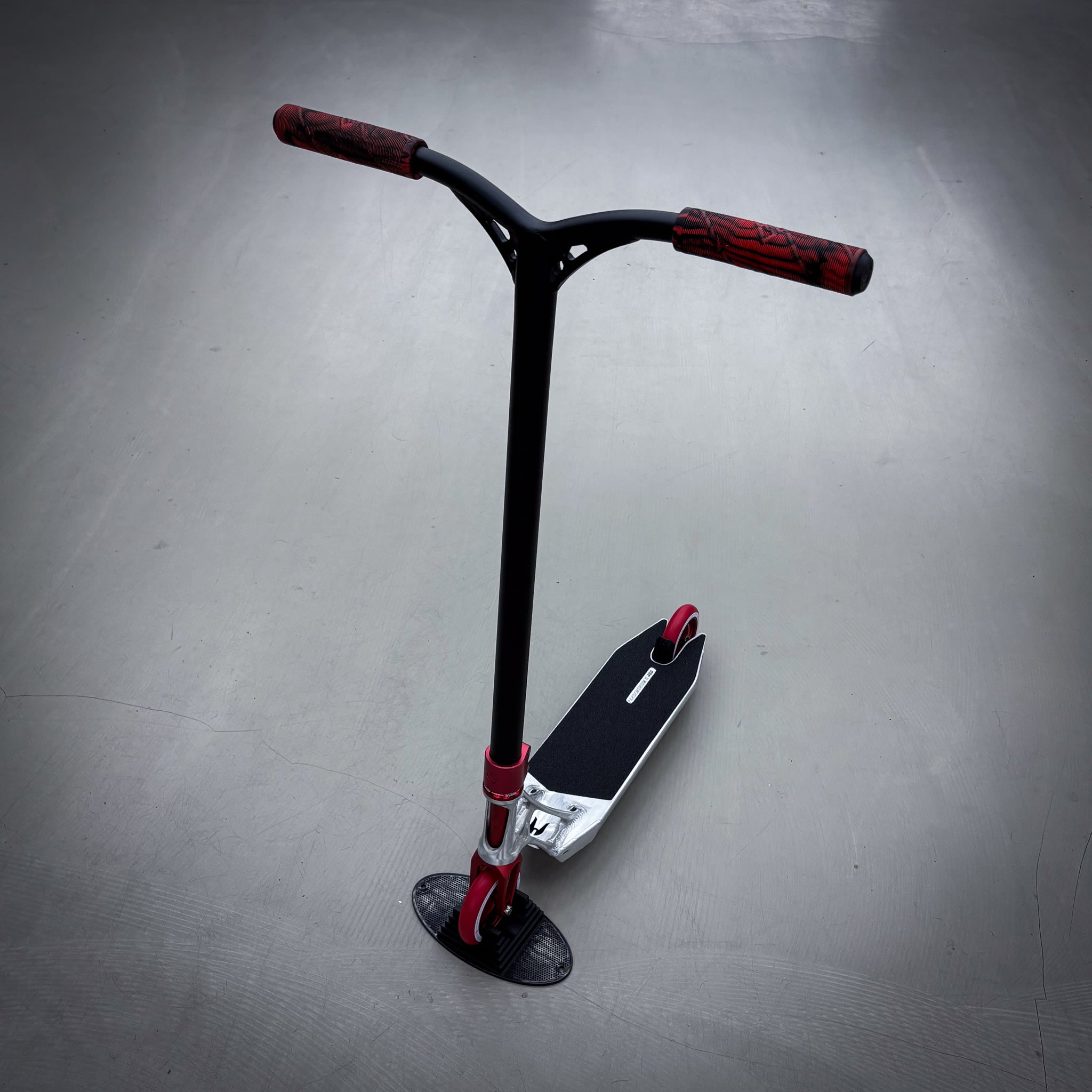 Striker Ethic Silver/Red 460 Custom Build - Black/Red-ScootWorld.dk